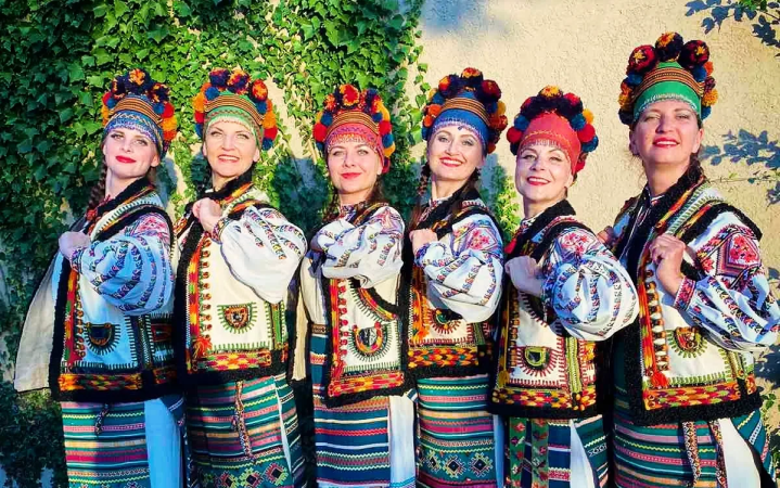 photo groupe Svitanok costumes traditionnels
